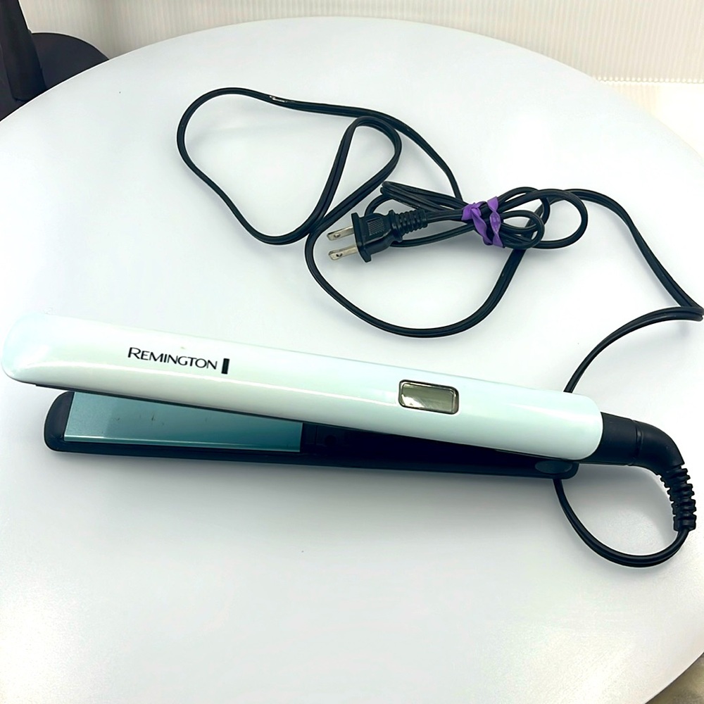 REMINGTON Anti-Frizz Therapy Straightening Iron 1” Flat Iron with temp control